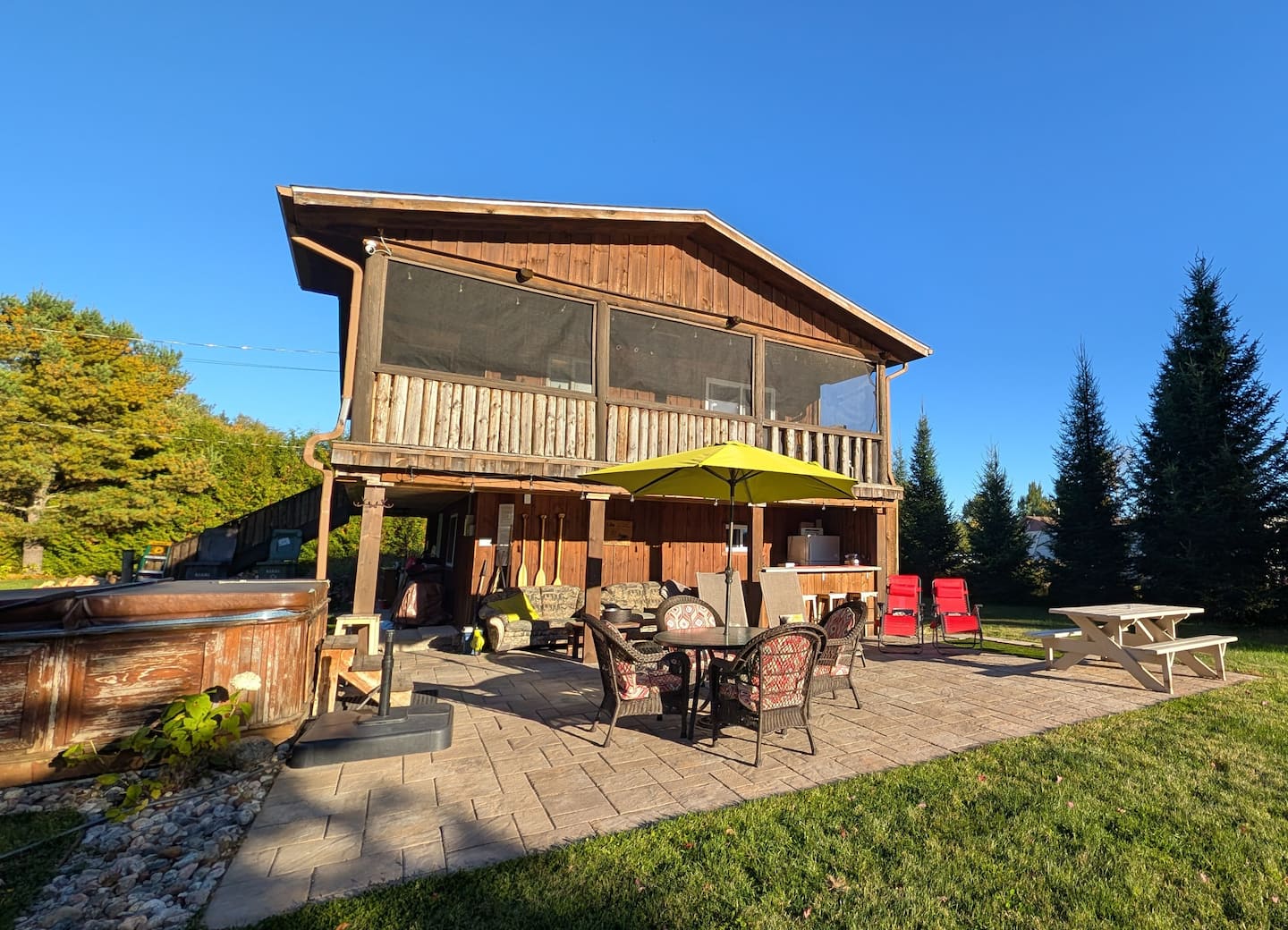 Chalet Pura Vida with screened deck, patio and hot tub