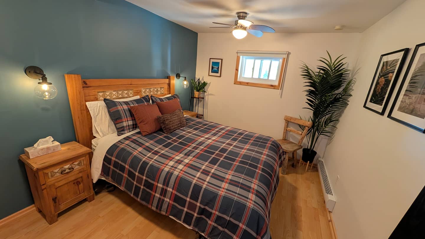 Second bedroom with queen bed